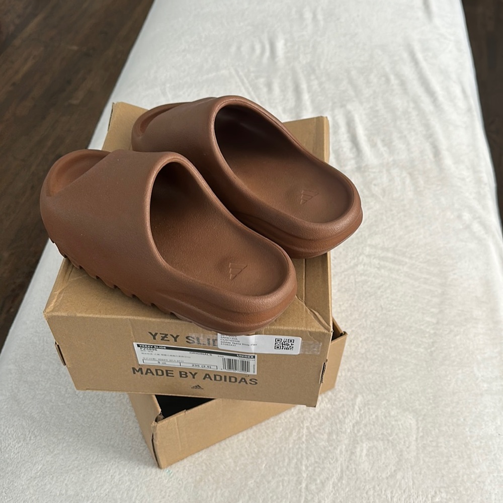 Yeezy Slides in color Flax size men 5